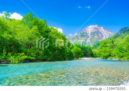 【絶景】初夏の上高地・新緑の梓川と焼岳【長野県】 【絶景】初夏の上高地・新緑の梓川と焼岳【長野県】 139478201