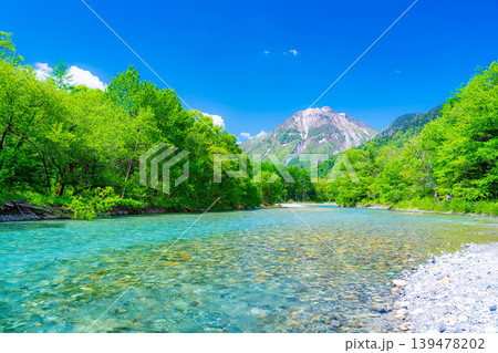 【絶景】初夏の上高地・新緑の梓川と焼岳【長野県】 【絶景】初夏の上高地・新緑の梓川と焼岳【長野県】 139478202