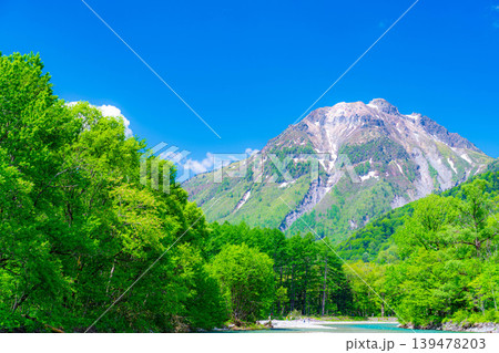 【絶景】初夏の上高地・新緑の梓川と焼岳【長野県】 【絶景】初夏の上高地・新緑の梓川と焼岳【長野県】 139478203