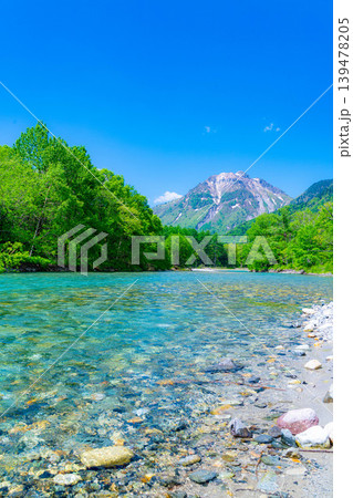 【絶景】初夏の上高地・新緑の梓川と焼岳【長野県】 【絶景】初夏の上高地・新緑の梓川と焼岳【長野県】 139478205