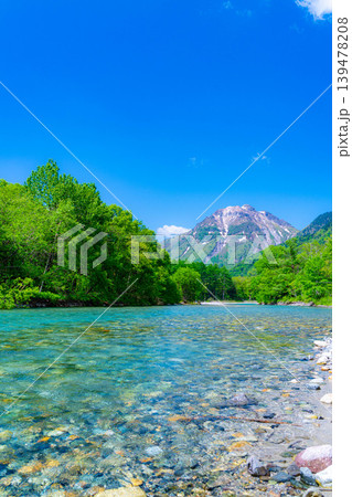 【絶景】初夏の上高地・新緑の梓川と焼岳【長野県】 【絶景】初夏の上高地・新緑の梓川と焼岳【長野県】 139478208
