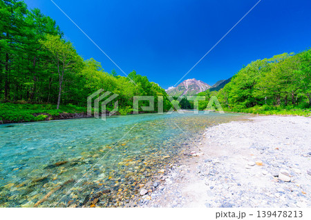 【絶景】初夏の上高地・新緑の梓川と焼岳【長野県】 【絶景】初夏の上高地・新緑の梓川と焼岳【長野県】 139478213