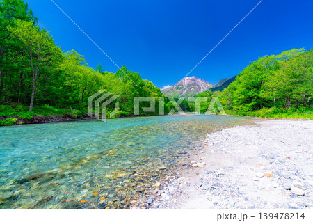 【絶景】初夏の上高地・新緑の梓川と焼岳【長野県】 139478214