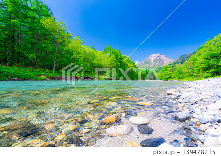 【絶景】初夏の上高地・新緑の梓川と焼岳【長野県】 【絶景】初夏の上高地・新緑の梓川と焼岳【長野県】 139478215