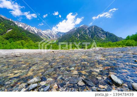 【絶景】初夏の上高地・新緑の穂高連峰と梓川【長野県】 【絶景】初夏の上高地・新緑の穂高連峰と梓川【長野県】 139478439