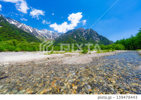 【絶景】初夏の上高地・新緑の穂高連峰と梓川【長野県】 139478443