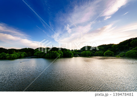 美しい景色を取り戻した奈良布目ダム 淡い夕焼け色に染まる雲と黄金色の湖面 美しい景色を取り戻した奈良布目ダム 淡い夕焼け色に染まる雲と黄金色の湖面 139478481