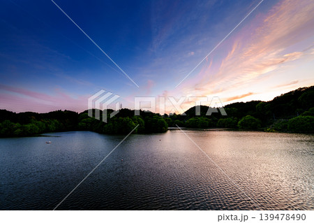 美しい景色を取り戻した奈良布目ダム ブルーモーメントの空に浮かぶ夕焼雲と美しい湖面のリフレクション① 美しい景色を取り戻した奈良布目ダム ブルーモーメントの空に浮かぶ夕焼雲と美しい湖面のリフレクション① 139478490