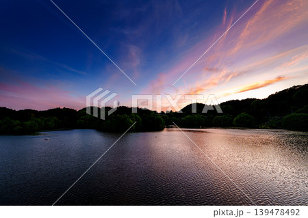 美しい景色を取り戻した奈良布目ダム　ブルーモーメントの空に浮かぶ夕焼雲と美しい湖面のリフレクション③ 139478492