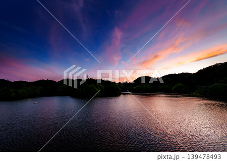 美しい景色を取り戻した奈良布目ダム　ブルーモーメントの空に浮かぶ夕焼雲と美しい湖面のリフレクション④ 139478493