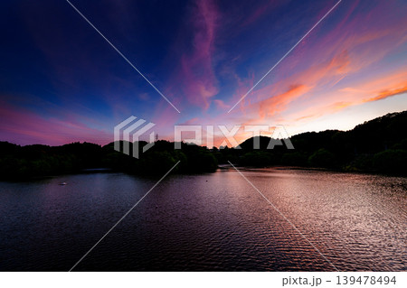 美しい景色を取り戻した奈良布目ダム　ブルーモーメントの空に浮かぶ夕焼雲と美しい湖面のリフレクション⑤ 139478494