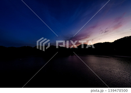 美しい景色を取り戻した奈良布目ダム　山際に残った美しい夕焼けと湖面のリフレクション④ 139478500