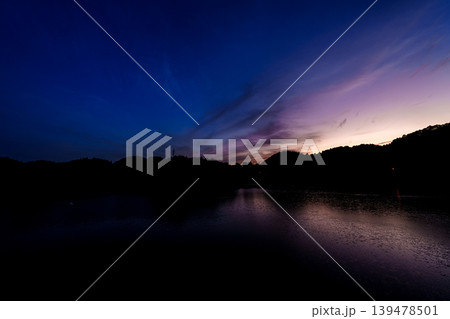 美しい景色を取り戻した奈良布目ダム 山際に残った美しい夕焼けと湖面のリフレクション⑤ 美しい景色を取り戻した奈良布目ダム 山際に残った美しい夕焼けと湖面のリフレクション⑤ 139478501