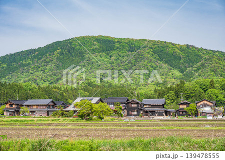 奥琵琶湖の田園風景　新緑の季節　滋賀県長浜市西浅井町 139478555