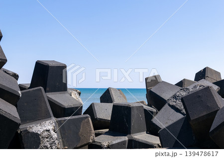 黒いコンクリートの消波ブロックと青い海 黒いコンクリートの消波ブロックと青い海 139478617