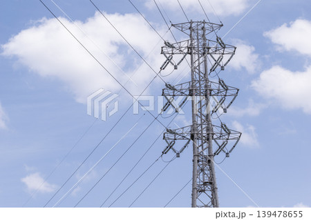 青空の送電線と鉄塔 青空の送電線と鉄塔 139478655