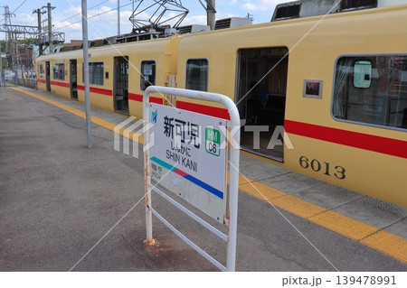 名鉄 広見線の6000系電車 復刻塗装車両と新可児駅の駅名標 名鉄 広見線の6000系電車 復刻塗装車両と新可児駅の駅名標 139478991
