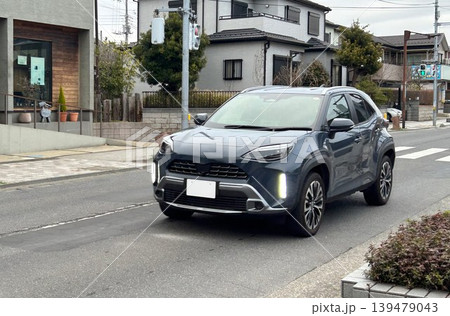 走行中のクロスオーバーSUV 139479043
