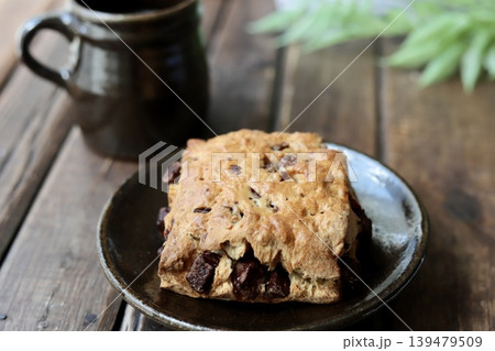 やちむんで楽しむチョコチャンクスコーンでコーヒータイム やちむんで楽しむチョコチャンクスコーンでコーヒータイム 139479509