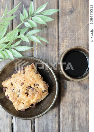 やちむんで楽しむチョコチャンクスコーンでコーヒータイム 139479512