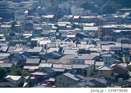 黒瓦が輝く金沢の街並み 139479686