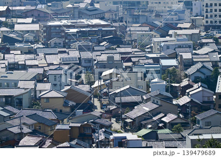 黒瓦が輝く金沢の街並み 黒瓦が輝く金沢の街並み 139479689