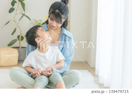 リビングでくつろぐ親子 139479725