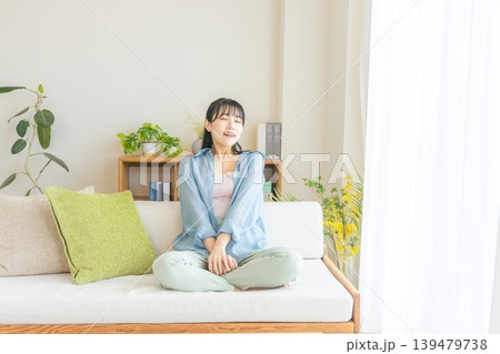 自宅でくつろぐ若い女性 自宅でくつろぐ若い女性 139479738