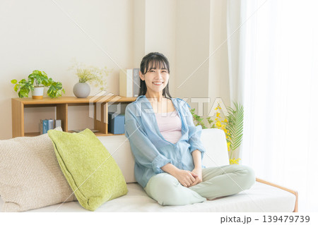 自宅でくつろぐ若い女性 自宅でくつろぐ若い女性 139479739