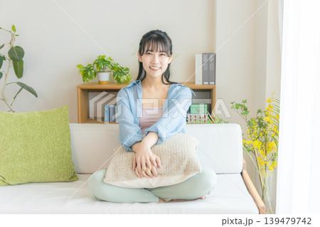 自宅でくつろぐ若い女性 139479742