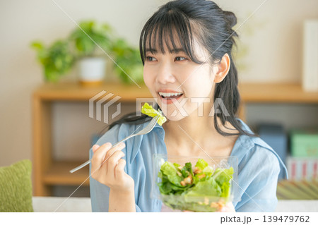 サラダを食べる若い女性 サラダを食べる若い女性 139479762