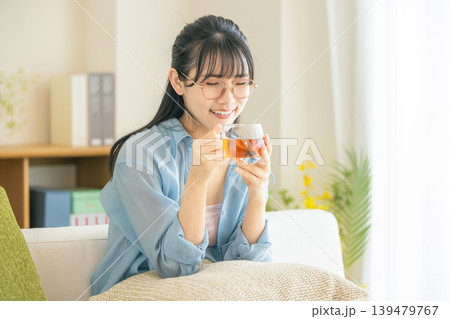 リビングで紅茶を飲む女性 リビングで紅茶を飲む女性 139479767