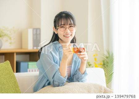 リビングで紅茶を飲む女性 139479768