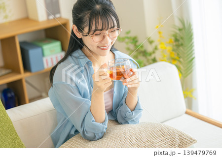 リビングで紅茶を飲む女性 リビングで紅茶を飲む女性 139479769