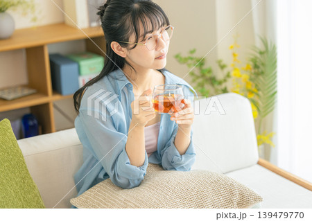 リビングで紅茶を飲む女性 リビングで紅茶を飲む女性 139479770