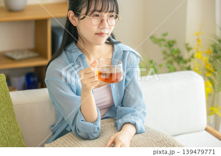 リビングで紅茶を飲む女性 リビングで紅茶を飲む女性 139479771