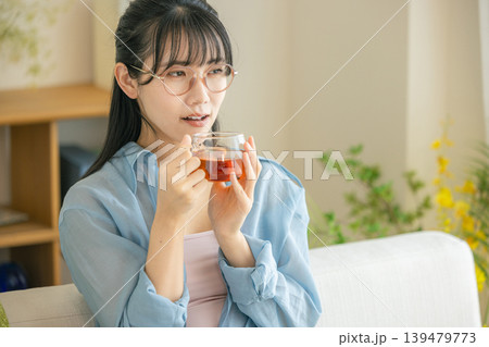 部屋で紅茶を飲む女性 部屋で紅茶を飲む女性 139479773