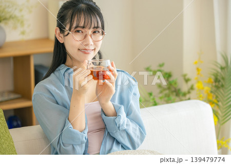 部屋で紅茶を飲む女性 部屋で紅茶を飲む女性 139479774