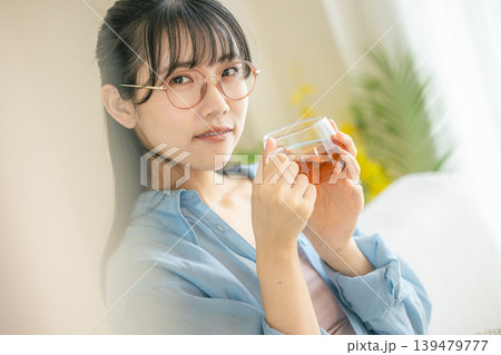 部屋で紅茶を飲む女性 部屋で紅茶を飲む女性 139479777