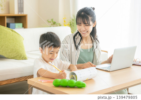 テレワークで働くママと子供 139479805