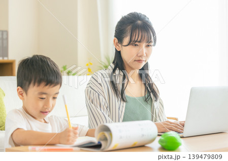 テレワークで働くママと子供 テレワークで働くママと子供 139479809
