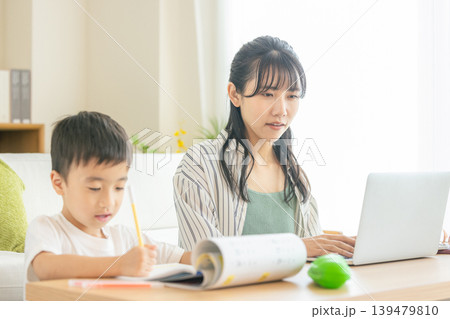 テレワークで働くママと子供 139479810