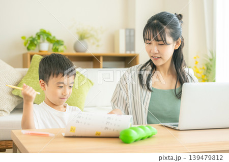 テレワークで働くママと子供 139479812