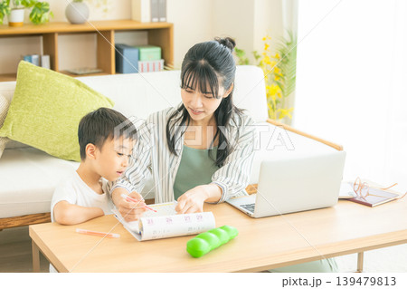 テレワークで働くママと子供 139479813