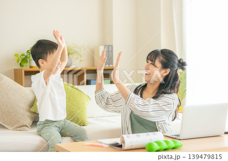 テレワークで働くママと子供 テレワークで働くママと子供 139479815