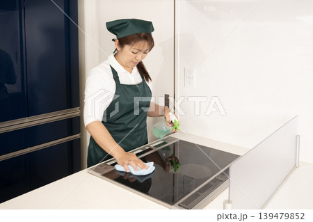 IH調理器を拭く家事代行の女性 139479852