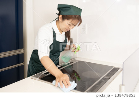 IH調理器を拭く家事代行の女性 139479853