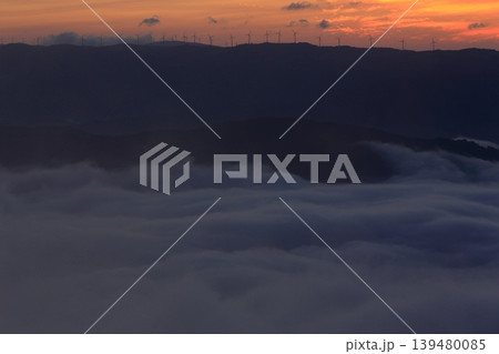雲海に包まれた山並み 雲海に包まれた山並み 139480085