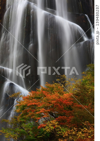 青空に映える紅葉の滝 青空に映える紅葉の滝 139480287