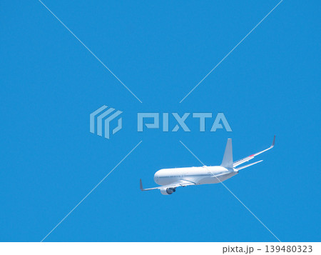 青空を飛ぶ飛行機 青空を飛ぶ飛行機 139480323